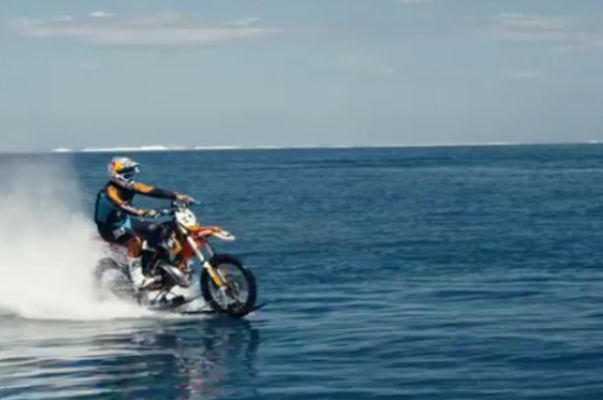 Мотогонщик из Австралии научился ездить по воде