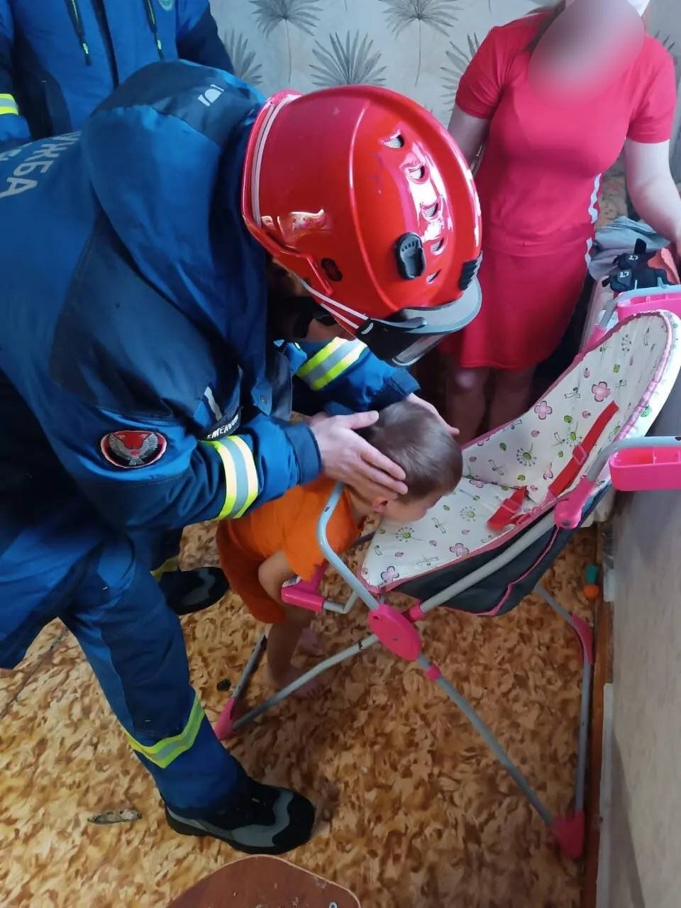 Спасатели Сарапула помогли ребенку выбраться из стульчика для кормления 