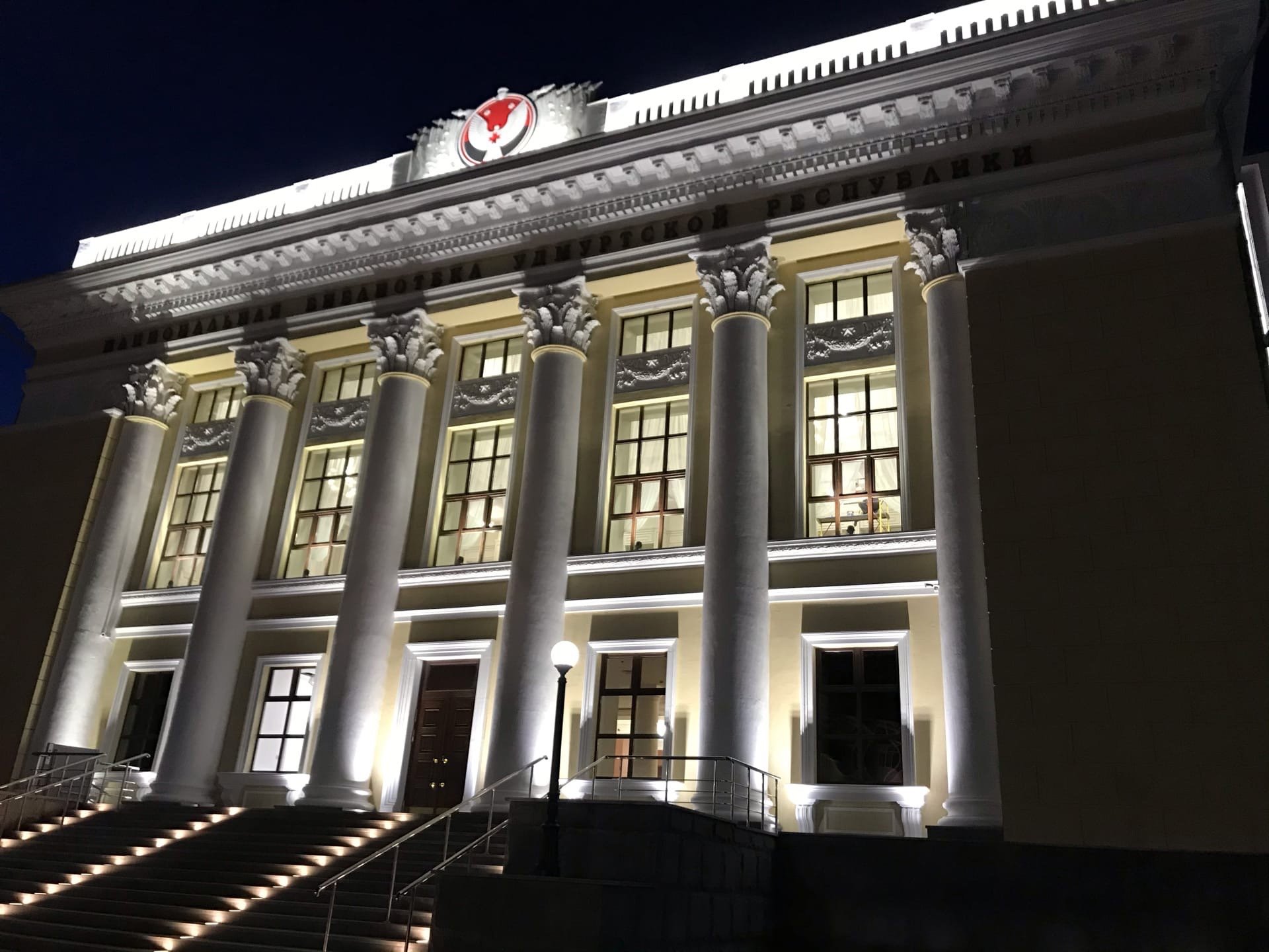 

В Ижевске на фасаде Национальной библиотеки Удмуртии в день ее открытия покажут светомузыкальное шоу

