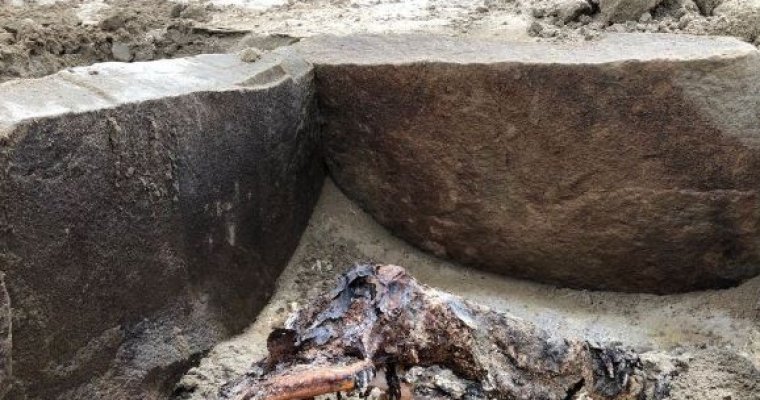 Археологи обнаружили в Сибири каменный саркофаг с мумией