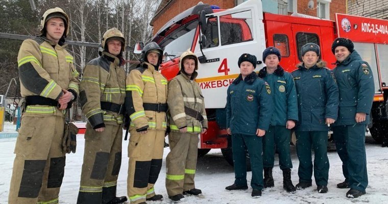 Ижевские пожарные спасли из огня семь человек