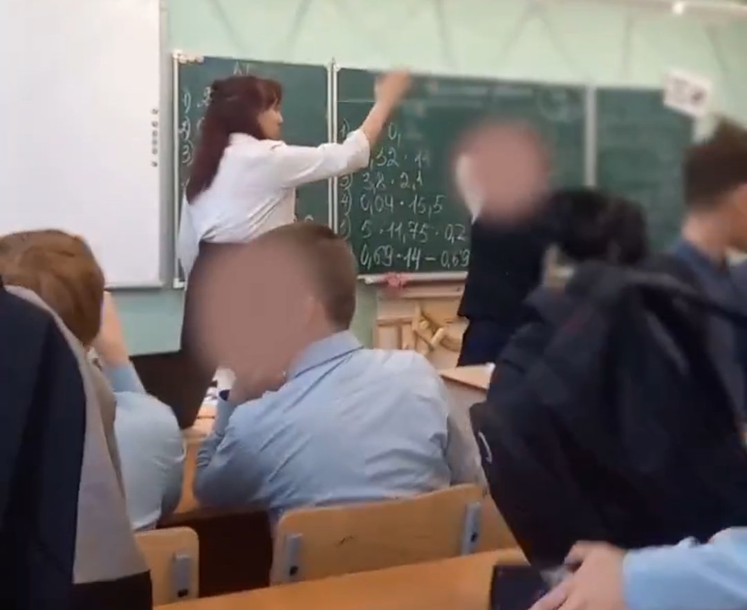 В ижевской школе ученик с размаху ударил учителя рюкзаком