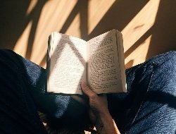 Офтальмолог рассказала о безопасной продолжительности чтения без перерыва