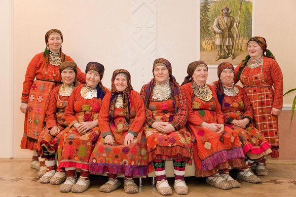 Новый трек Бабушек из Бураново можно послушать на сайте Сусанин