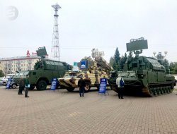 Военная техника и ретро-автомобили на два дня украсили Центральную площадь Ижевска