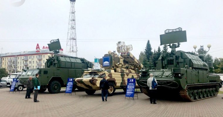 Военная техника и ретро-автомобили на два дня украсили Центральную площадь Ижевска