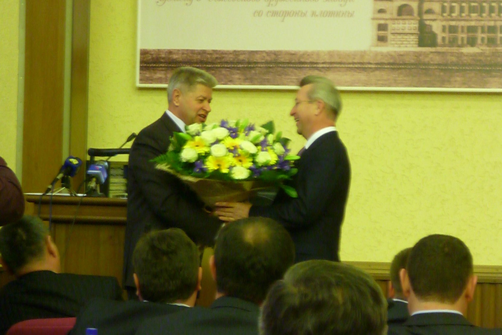 Проголосовать сусанин ижевск чудеса. Уголок избирателя в библиотеке. Майданов концерт. Центральная площадь ижевск 2022 лето. Проголосовать сусанин ижевск чудеса.