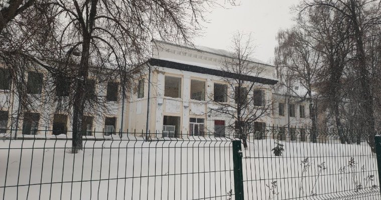 В Ижевске начали сносить старый корпус школы №90 на улице Ленина