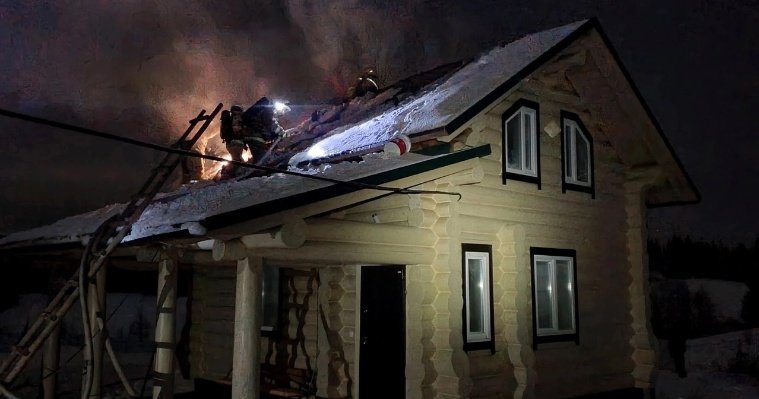 За час до наступления 2023 года спасатели выезжали на пожар в деревню Нижнее Кечево