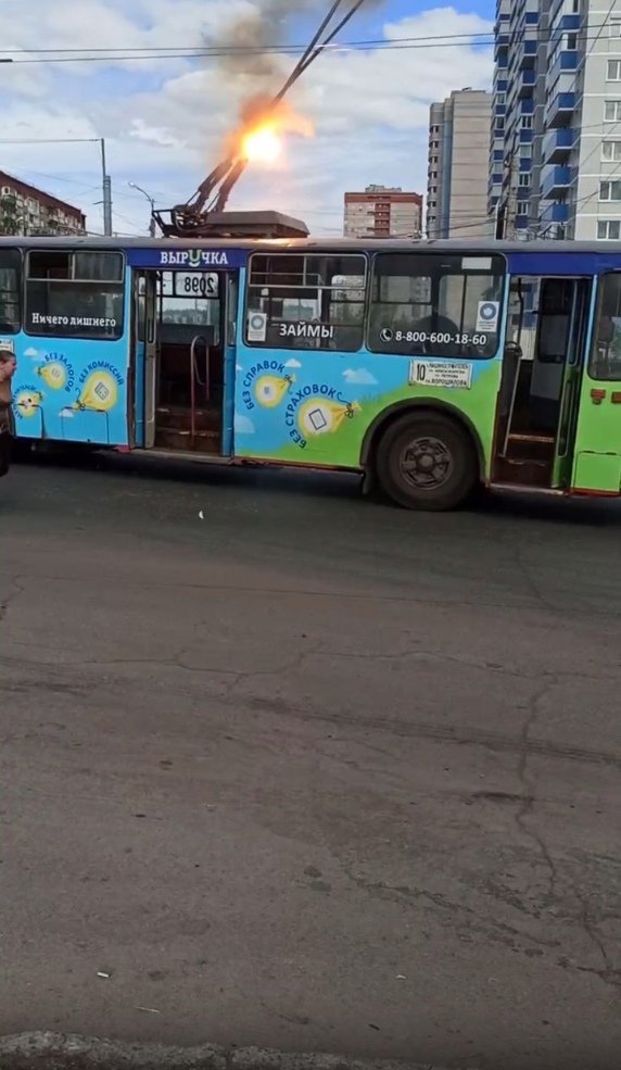 

Закоротившие штанги троллейбуса устроили «фейерверк» в Ижевске

