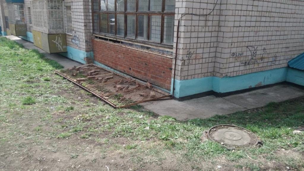 

Упавшая металлическая решетка лоджии придавила двух мальчиков в Сарапуле

