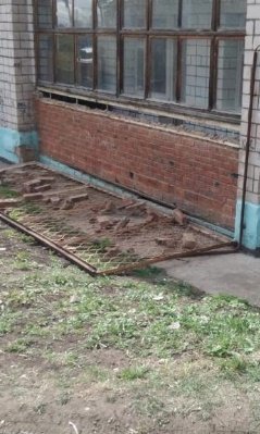 Упавшая металлическая решетка лоджии придавила двух мальчиков в Сарапуле