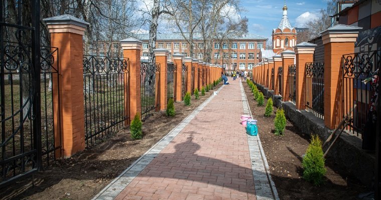 У Крестовоздвиженской часовни в Ижевске в память о погибших в школе №88 посадили аллею