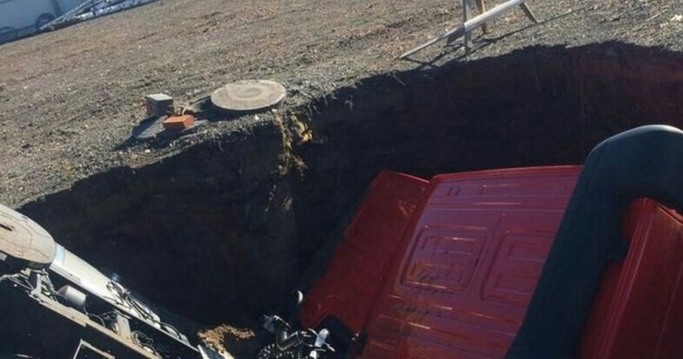 В Набережных Челнах два грузовика провалились под землю