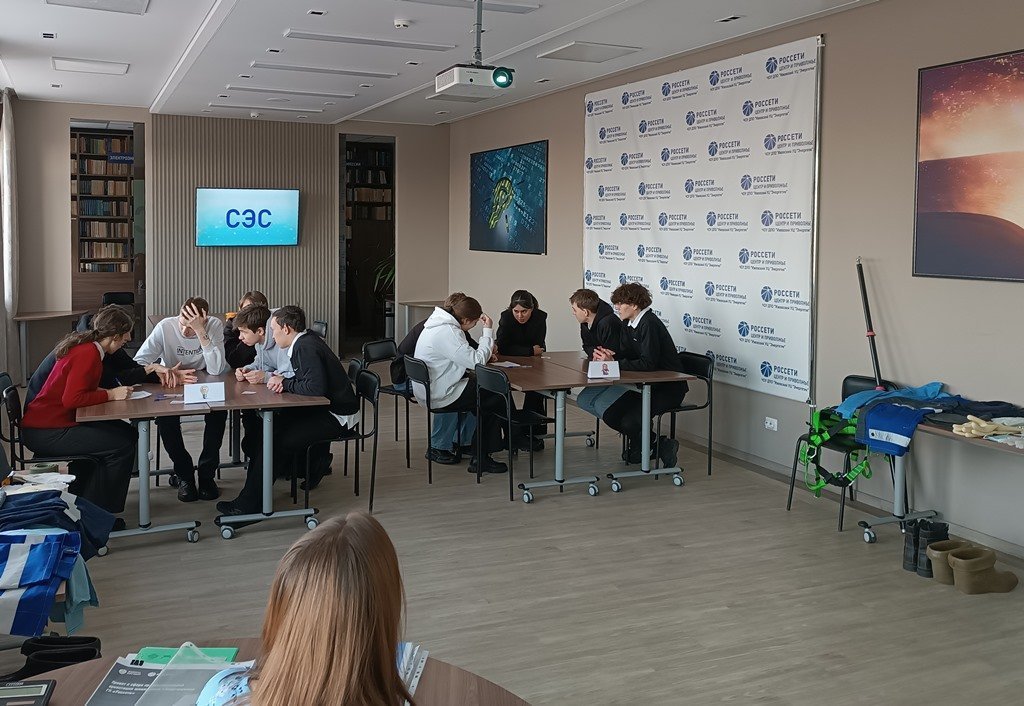 Сотрудники «Россети Центр и Приволжье» провели «Энергомарафон» для школьников в Удмуртии