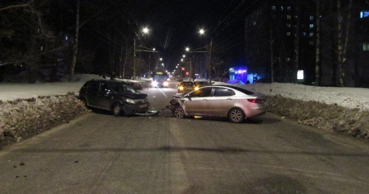 Три автомобиля столкнулись на улице Дзержинского в Ижевске