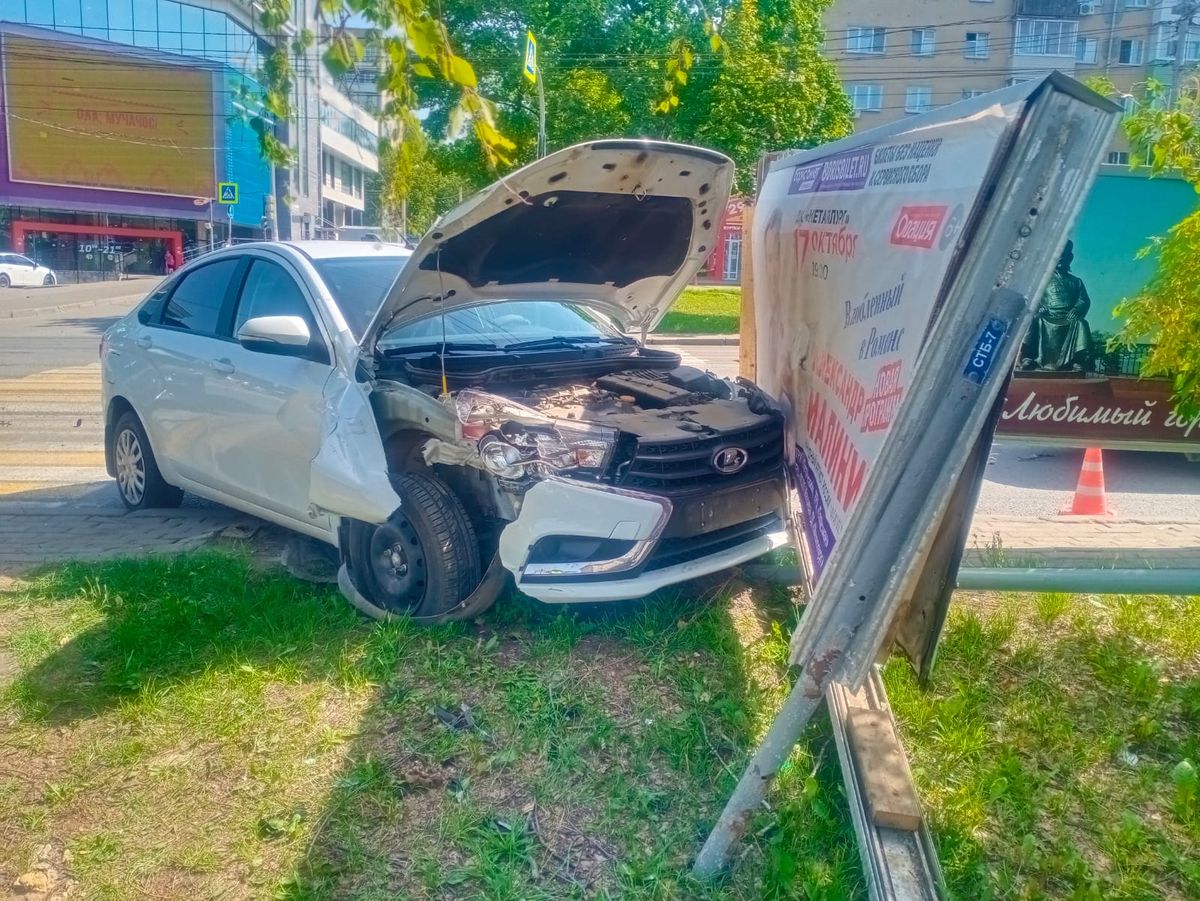 Водитель «Лады Весты» получила травмы в ДТП на улице Пушкинской в Ижевске