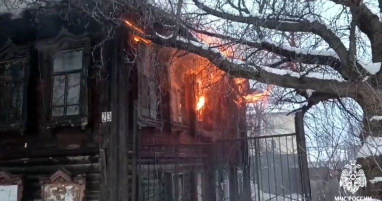 Старинный деревянный дом сгорел в Сарапуле