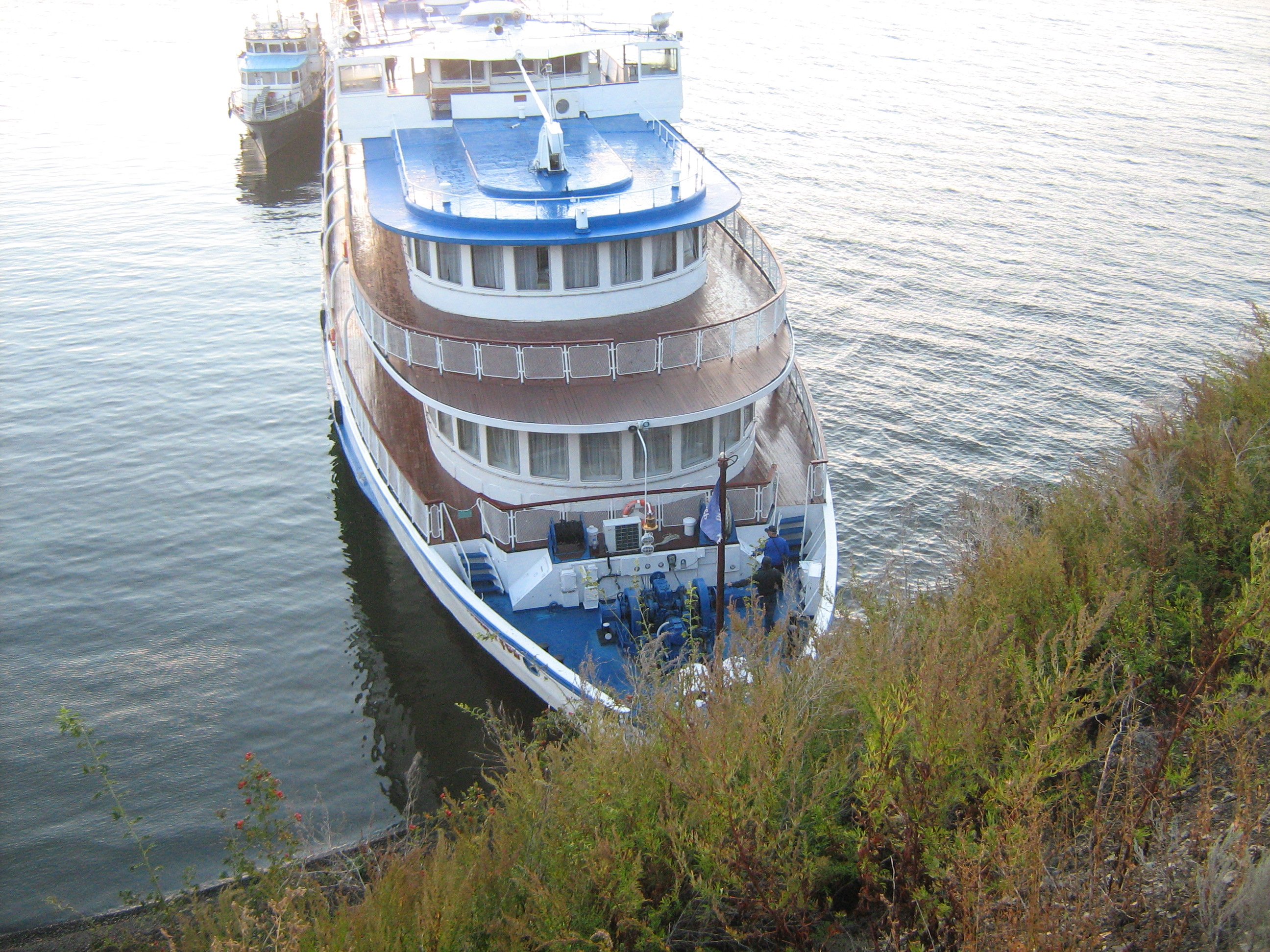 Теплоход берег. Прогулочный теплоход вояж самара. Теплоход берег. Прогулка на теплоходе. Теплоход путейский.