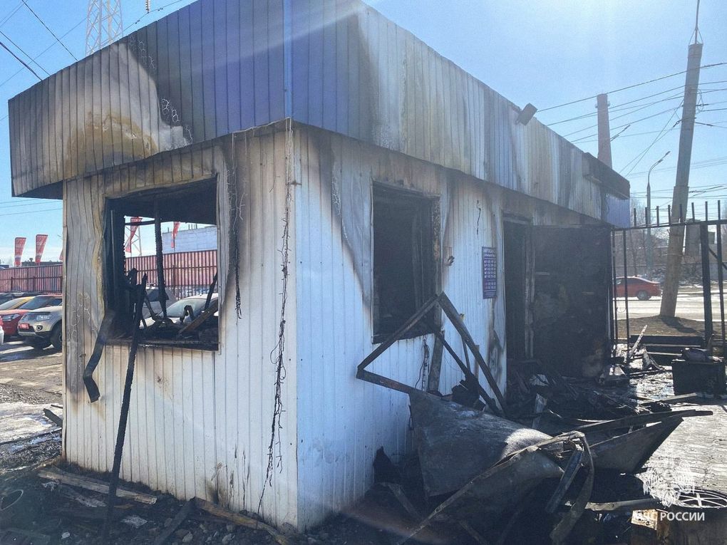 В автосалоне на Воткинском шоссе в Ижевске произошёл пожар