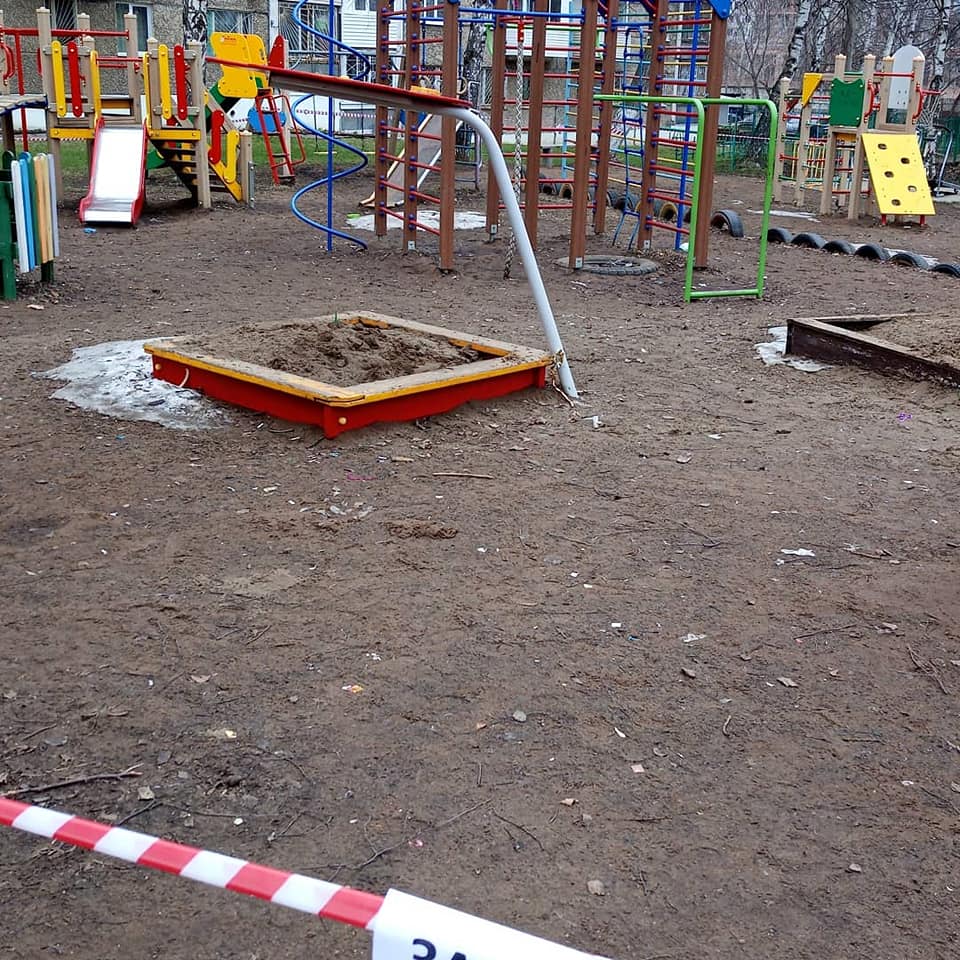 Из-за опасности коронавируса в Ижевске ограждают территории детских площадок
