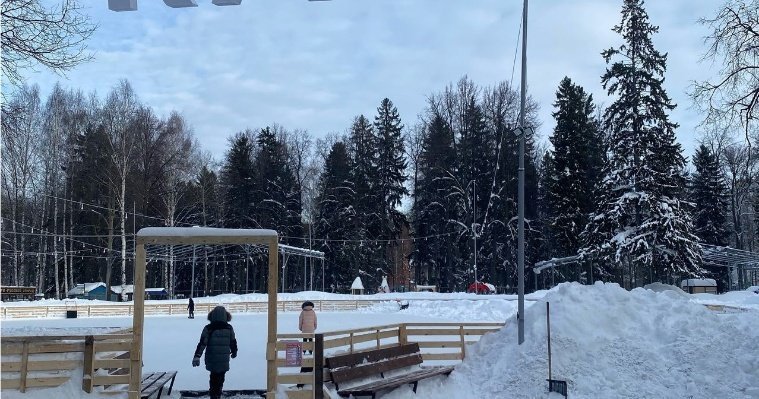 В парке Космонавтов в Ижевске появился ледовый каток «Космос»