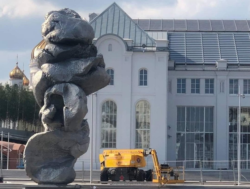

«Большая глина №4»: Артемий Лебедев высказался по поводу установленной в Москве скульптуры 

