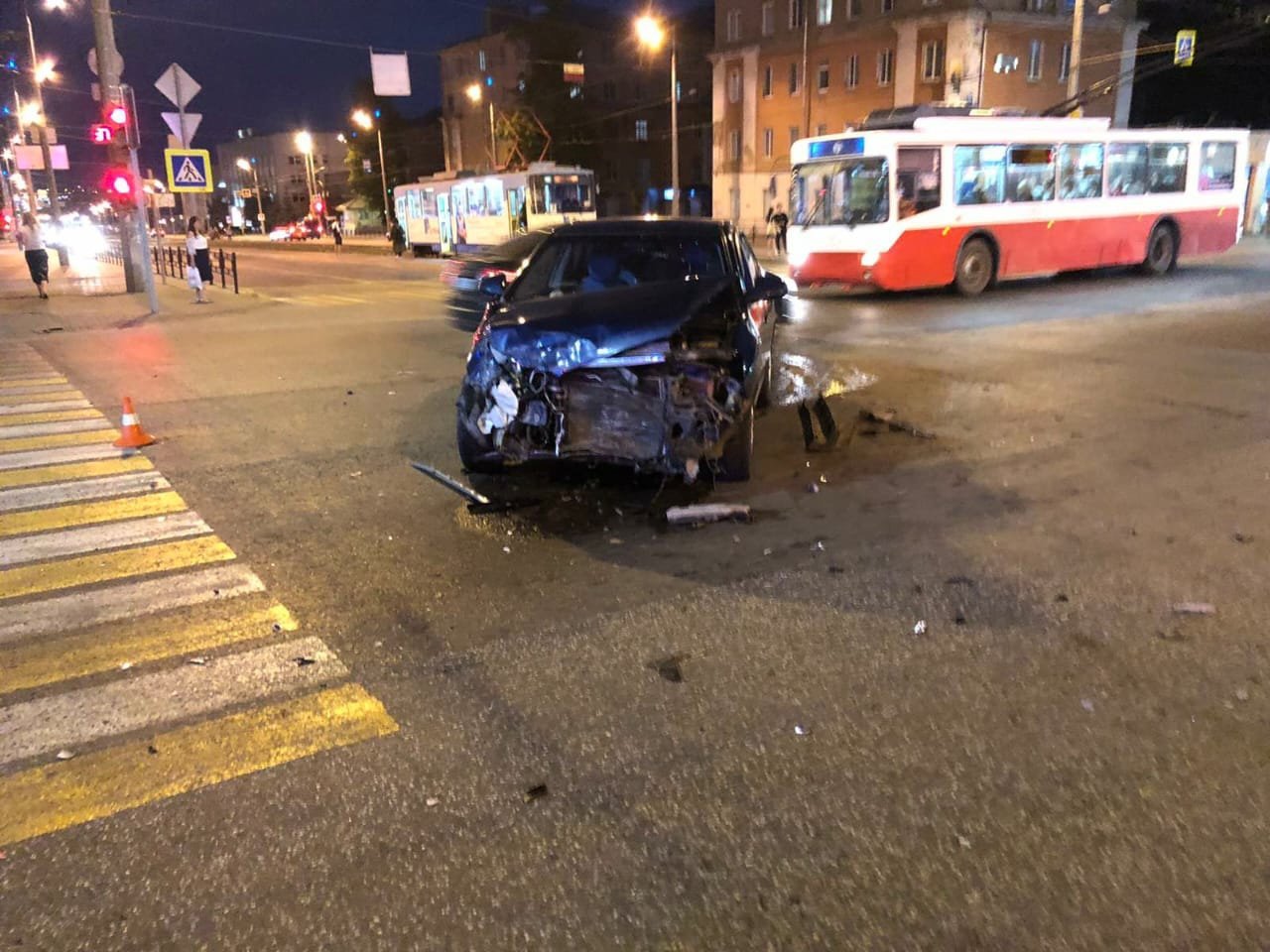 

В Ижевске пьяный водитель устроил аварию на перекрестке улиц Советской и Карла Маркса  

