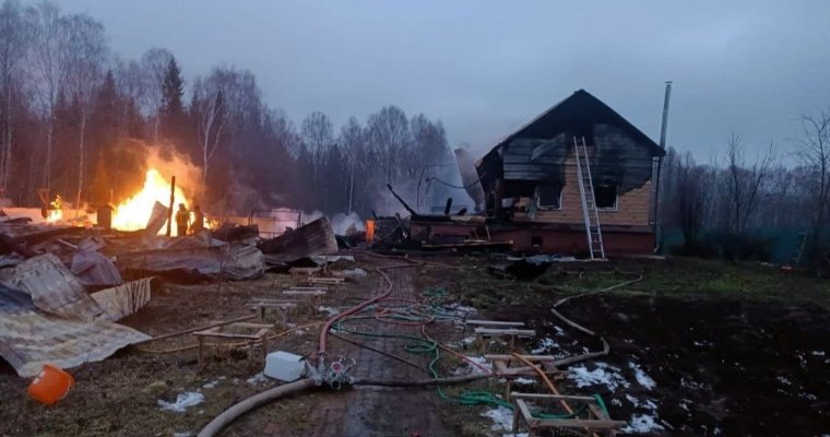 Многодетная семья сельского священника в Удмуртии потеряла дом в огне пожара