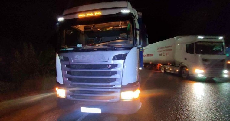 Пьяный водитель фуры в Удмуртии врезался в два грузовика и покинул место аварии
