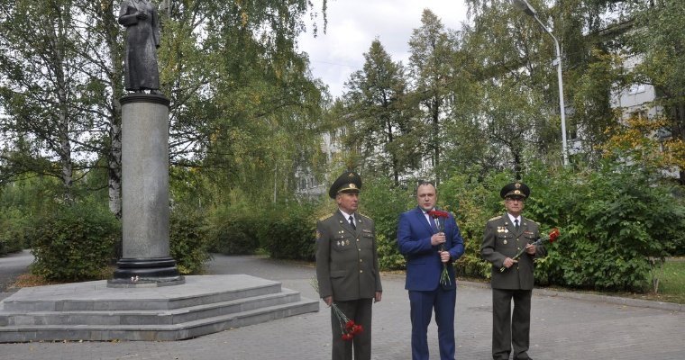 Сотрудники и ветераны УФСБ по Удмуртии возложили цветы к памятнику Дзержинскому 