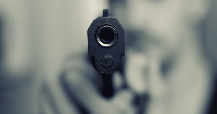 Неизвестные в масках и с пистолетом ограбили магазин в Ижевске