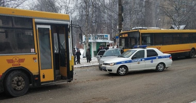 Один человек пострадал в ДТП с двумя автобусами и легковушкой в Ижевске