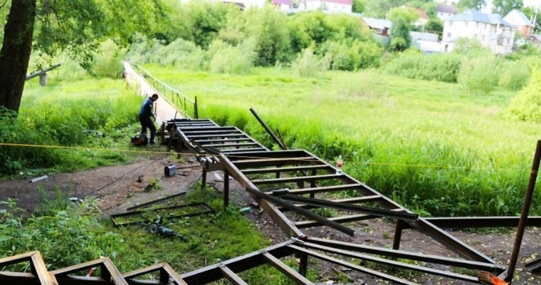 В Ижевске начали строить пешеходный мост через речку Подборенку