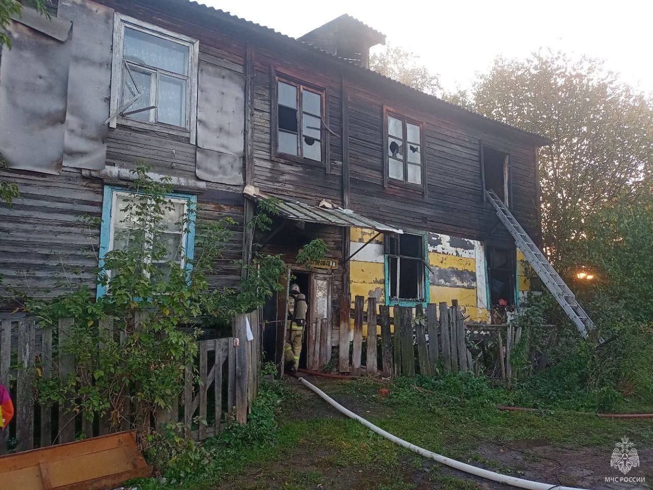 В одном из нежилых бараков Сарапула сгорела квартира