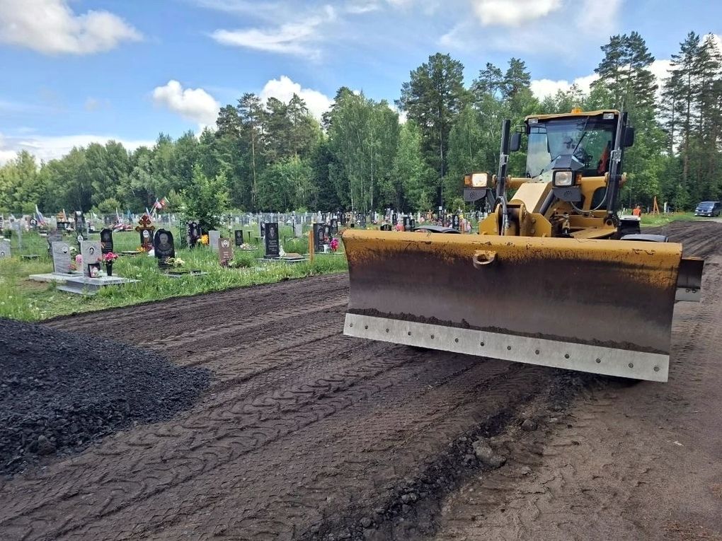 Ровной и светлой сделали дорогу к кладбищу Камбарки