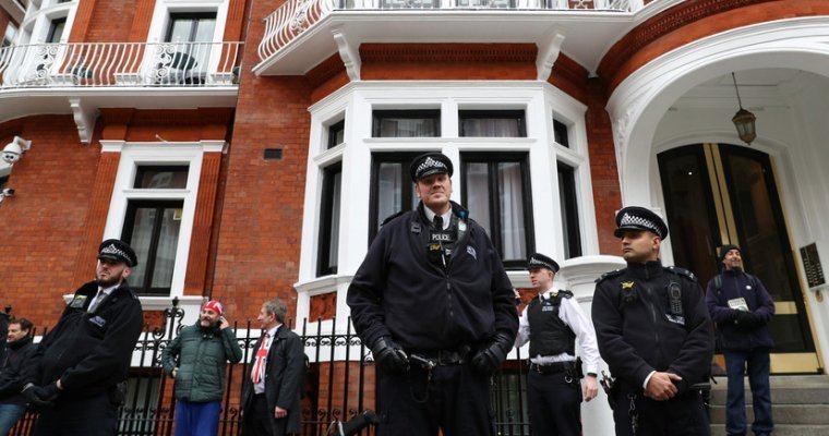 Создателя Wikileaks Джулиана Ассанжа задержали в Лондоне
