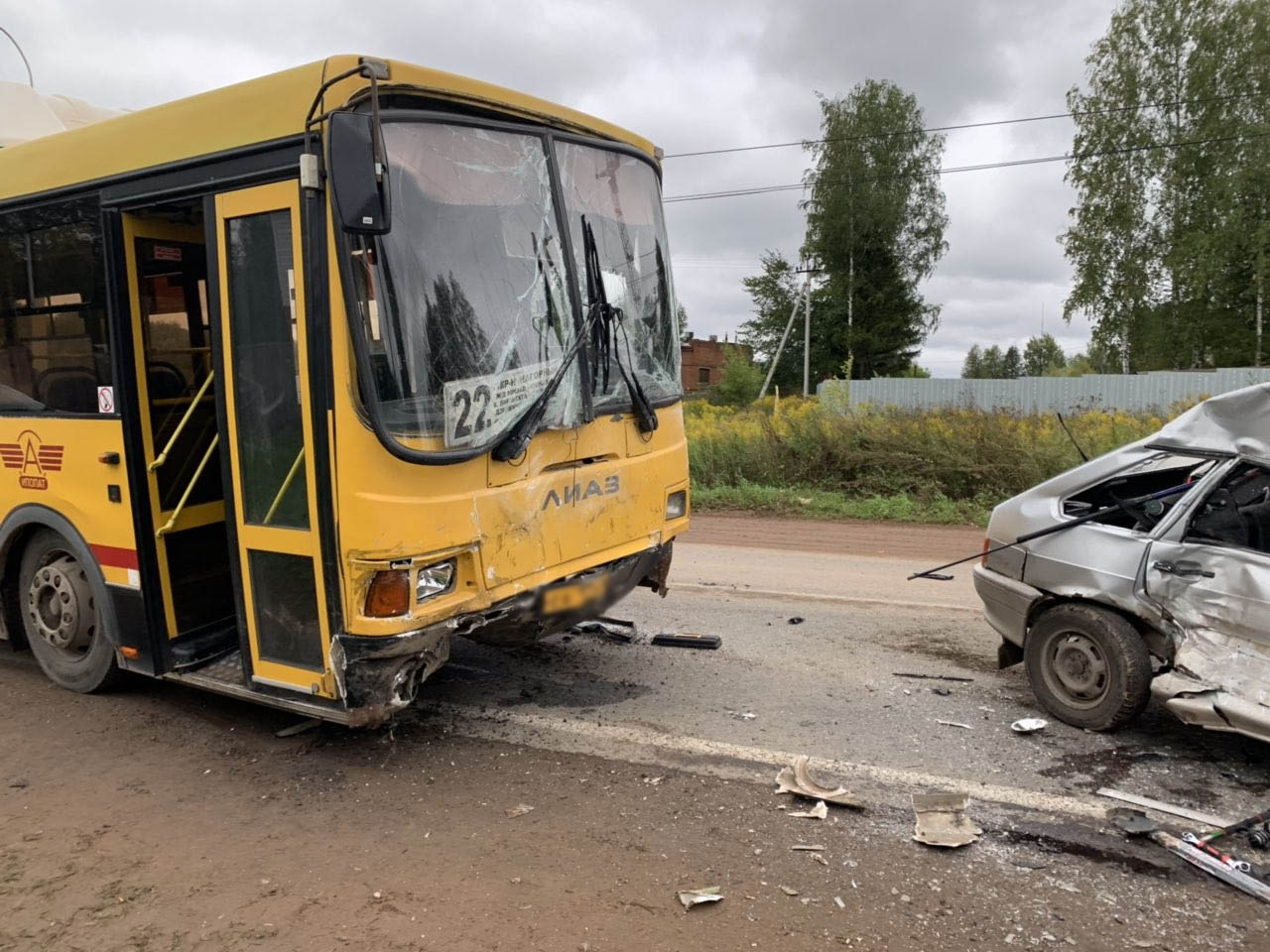 Пять человек пострадали в аварии автобуса и легковушки в Ижевске