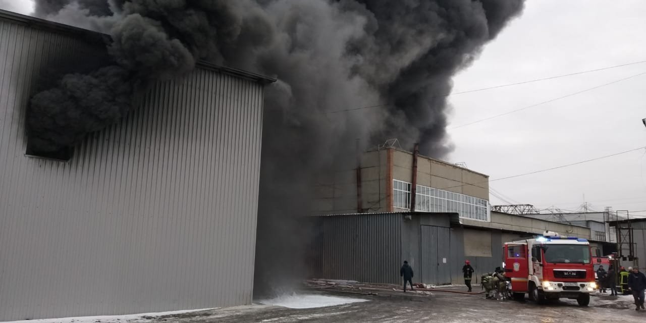 Горит завод сегодня. Пожар на лакокрасочном заводе. Лакокрасочный завод взрыв. Пожар в Екатеринбурге взрыв. Завод красок горит.