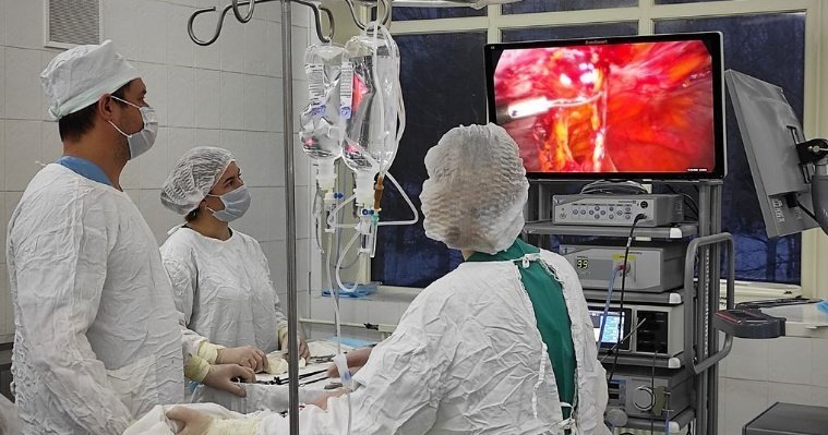 Гинекологи ГКБ №6 Ижевска провели операцию по удалению 18-сантиметровой кисты яичника