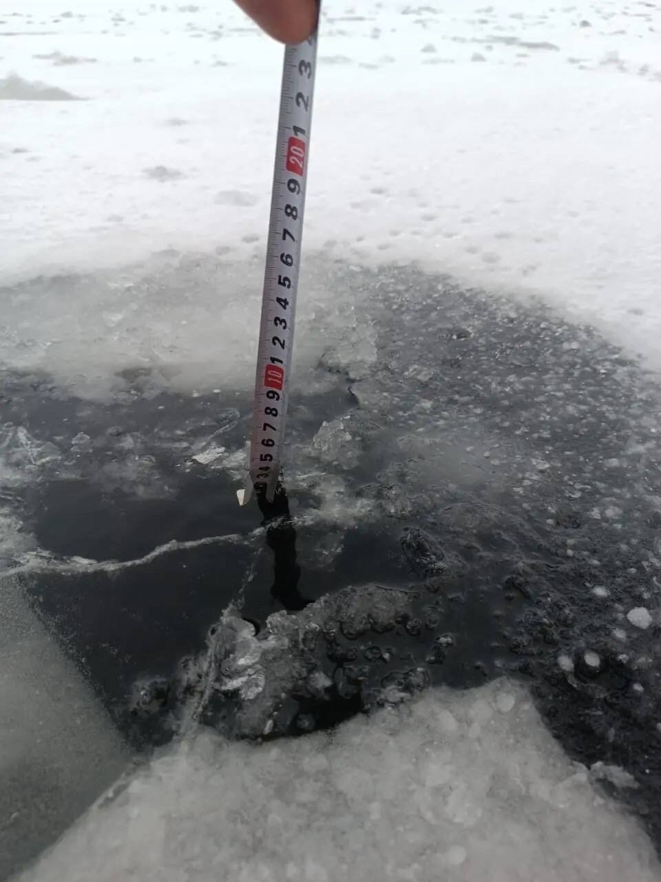 Двое мужчин провалились под лёд в Воткинском районе