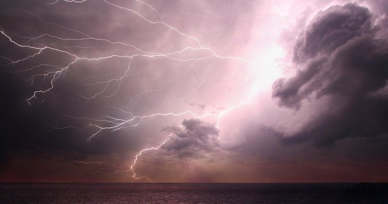 Во Франции 140 тыс домов остались без электричества из-за шторма