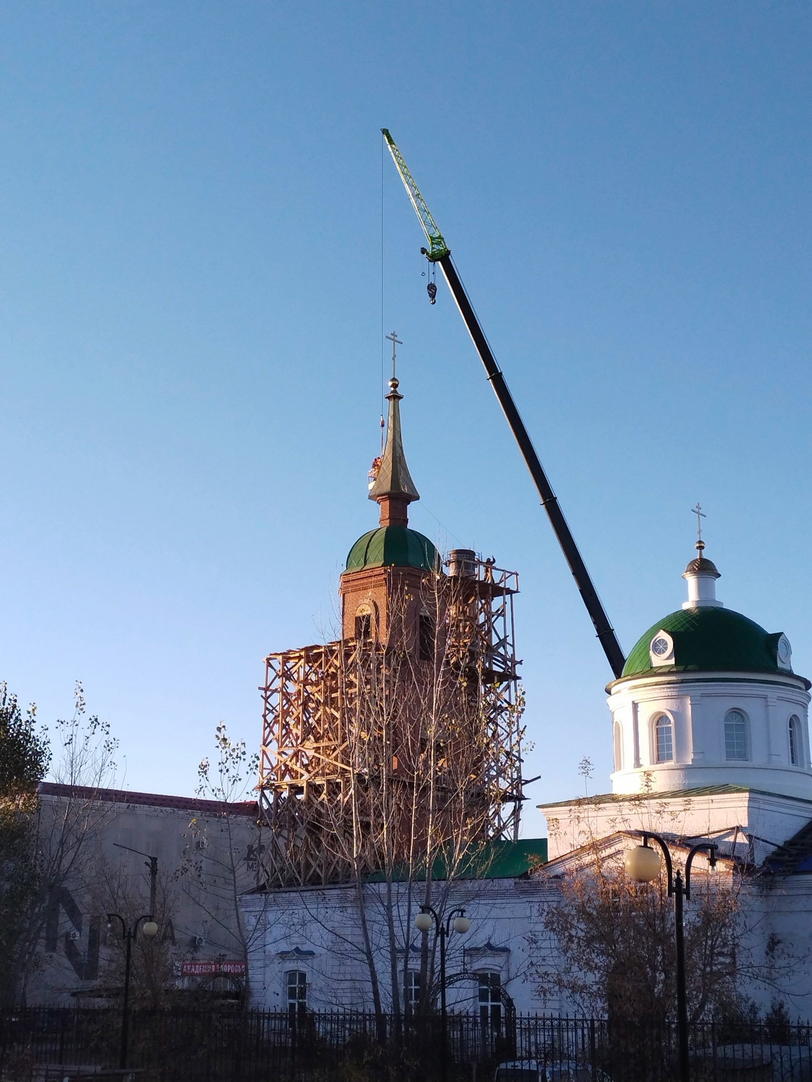 На новой колокольне Петропавловского храма Камбарки установили крест