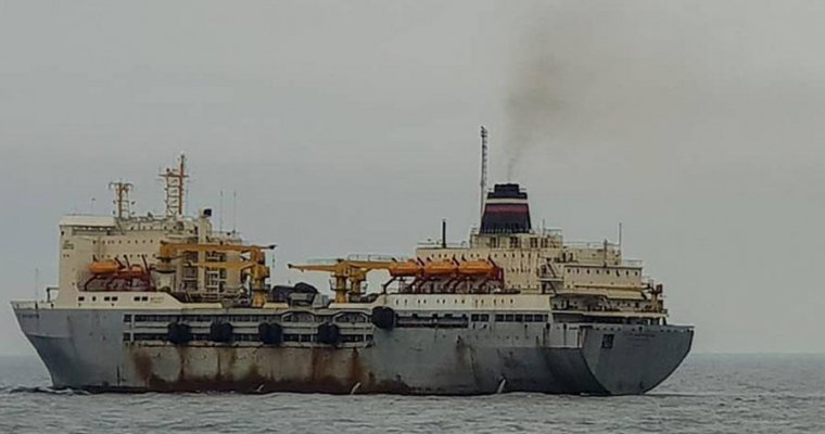 Прокуратура начала проверку после эвакуации пассажиров с загоревшейся плавбазы у Курил