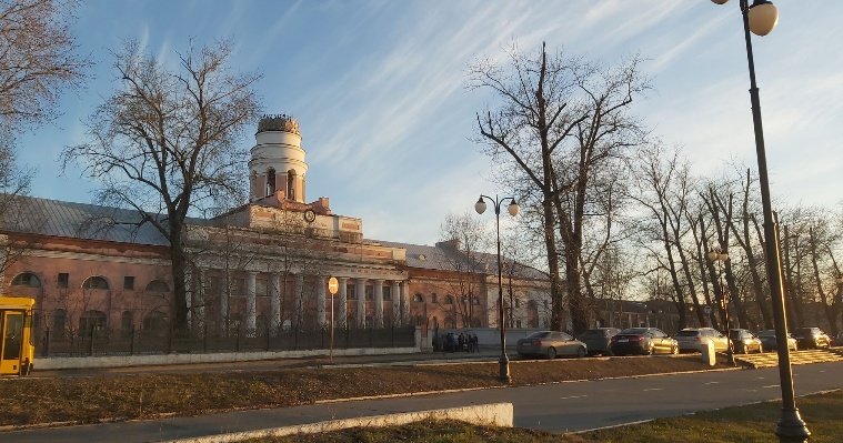 Итоги дня: розыск вооружённого ножом дебошира в Ижевске и восстановление шпиля на башне Ижмаша