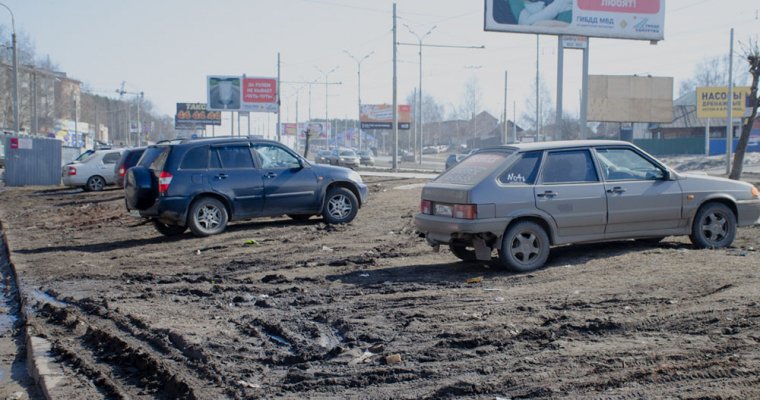 Жителей Удмуртии оштрафовали почти на 1,8 млн рублей за парковку на газонах и детских площадках