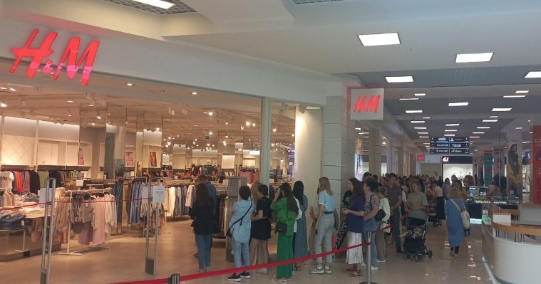 В открывшийся в Ижевске H&M выстроилась длинная очередь