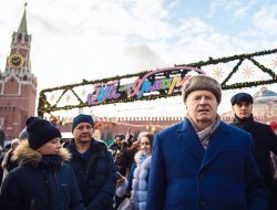 «Сироты, крепостные, холопы»: Владимир Жириновский раздал деньги прохожим в Москве