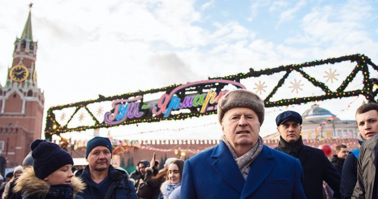 «Сироты, крепостные, холопы»: Владимир Жириновский раздал деньги прохожим в Москве