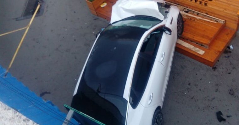 В Симферополе автомобиль отбросило в подземный переход после столкновения с лихачом